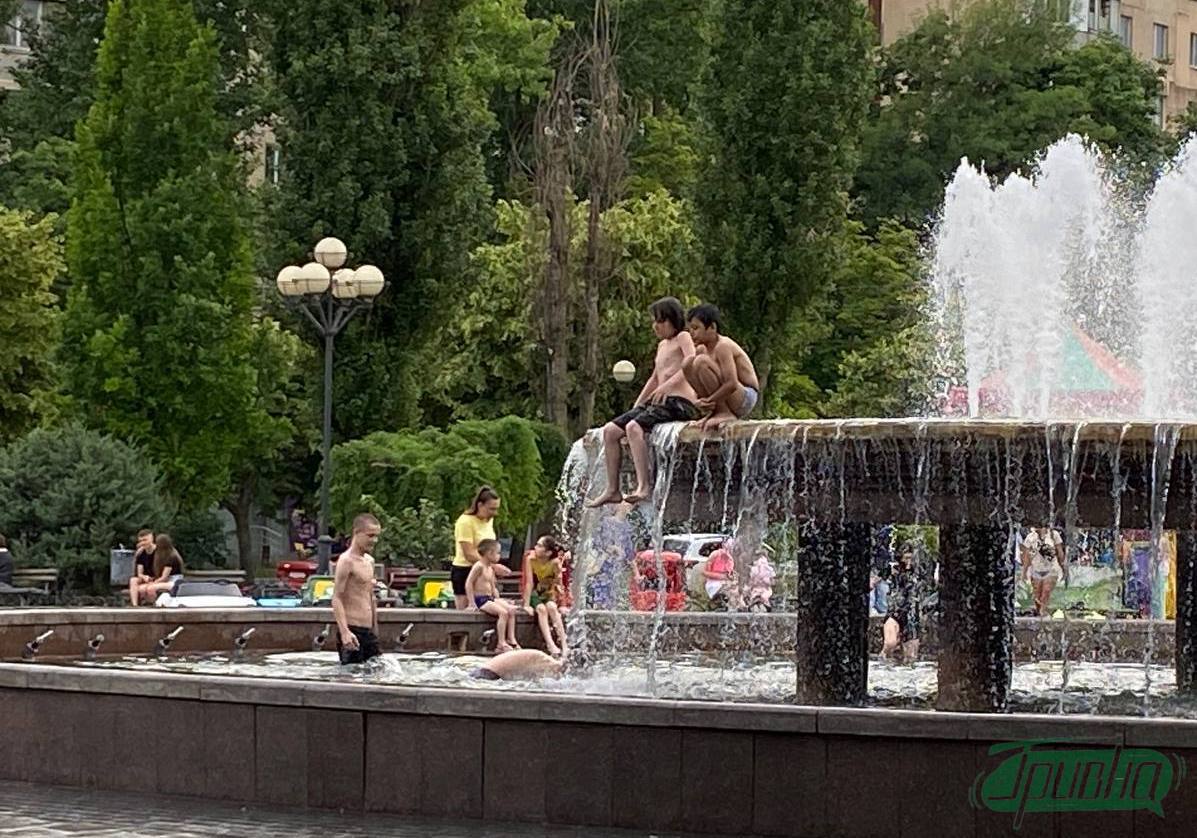 Літні розваги в одеських фонтанах: дитячі ігри межують з небезпекою