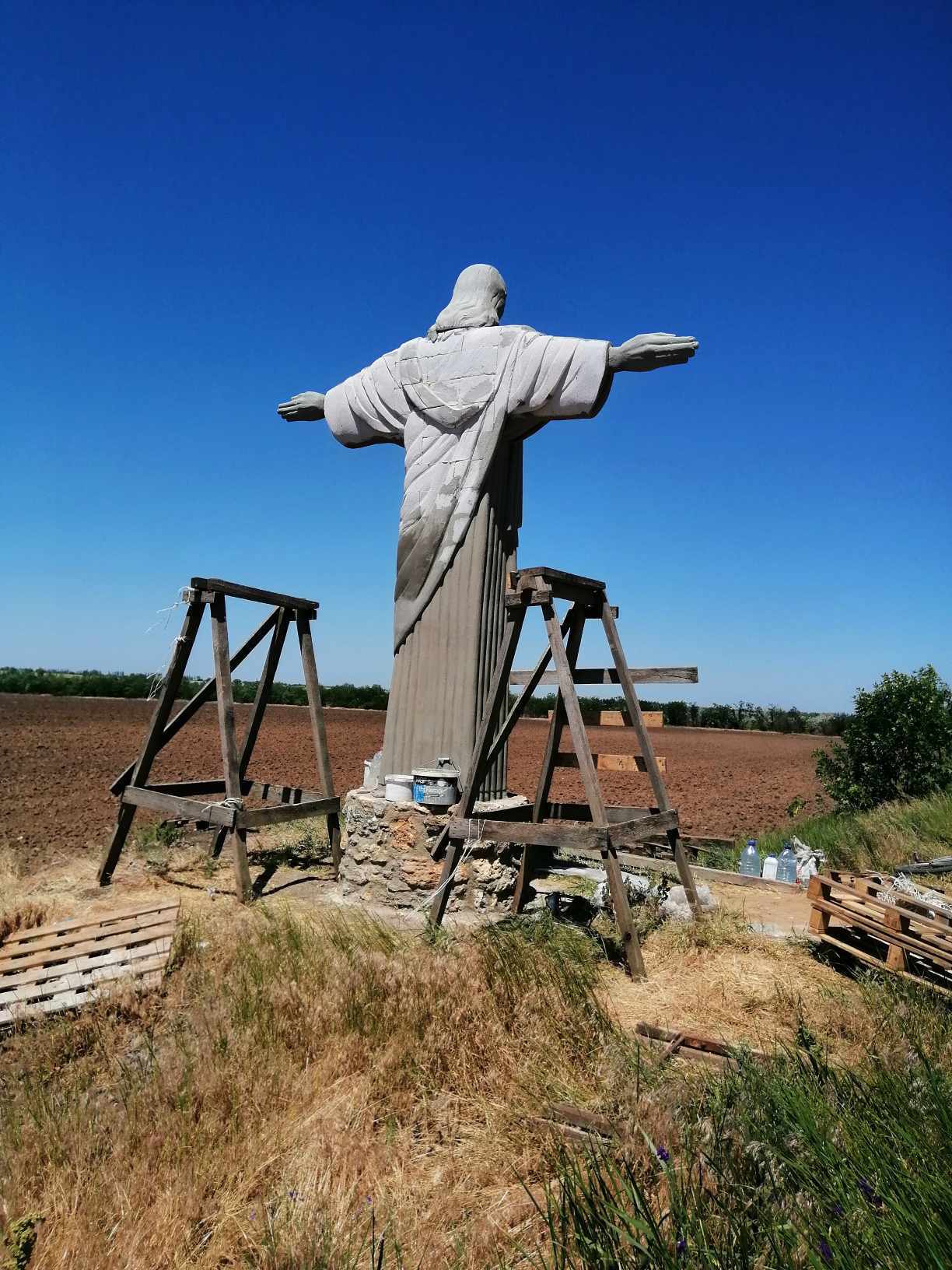 Частинка Ріо в Надеждівці: скульптор з Білозерської громади встановив у селі нову символічну скульптуру