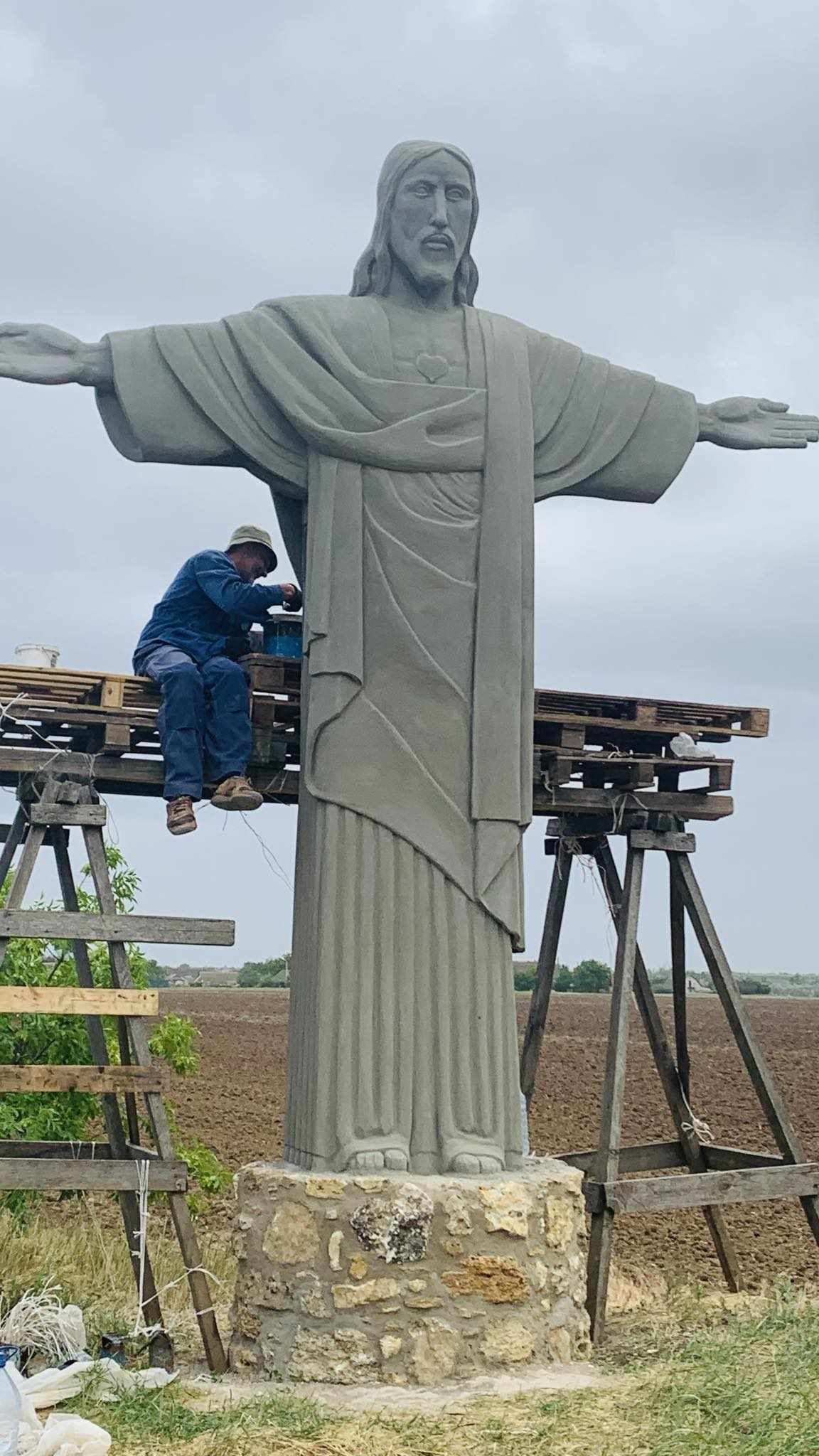 Частинка Ріо в Надеждівці: скульптор з Білозерської громади встановив у селі нову символічну скульптуру