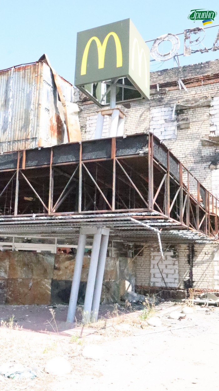 Херсонська стійкість: ТРЦ «Фабрика» залишається популярною, попри руйнування (фото)