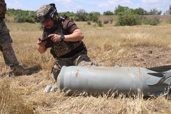 У Бериславському районі вибухотехніки виявили й знешкодили російську авіабомбу (відео)