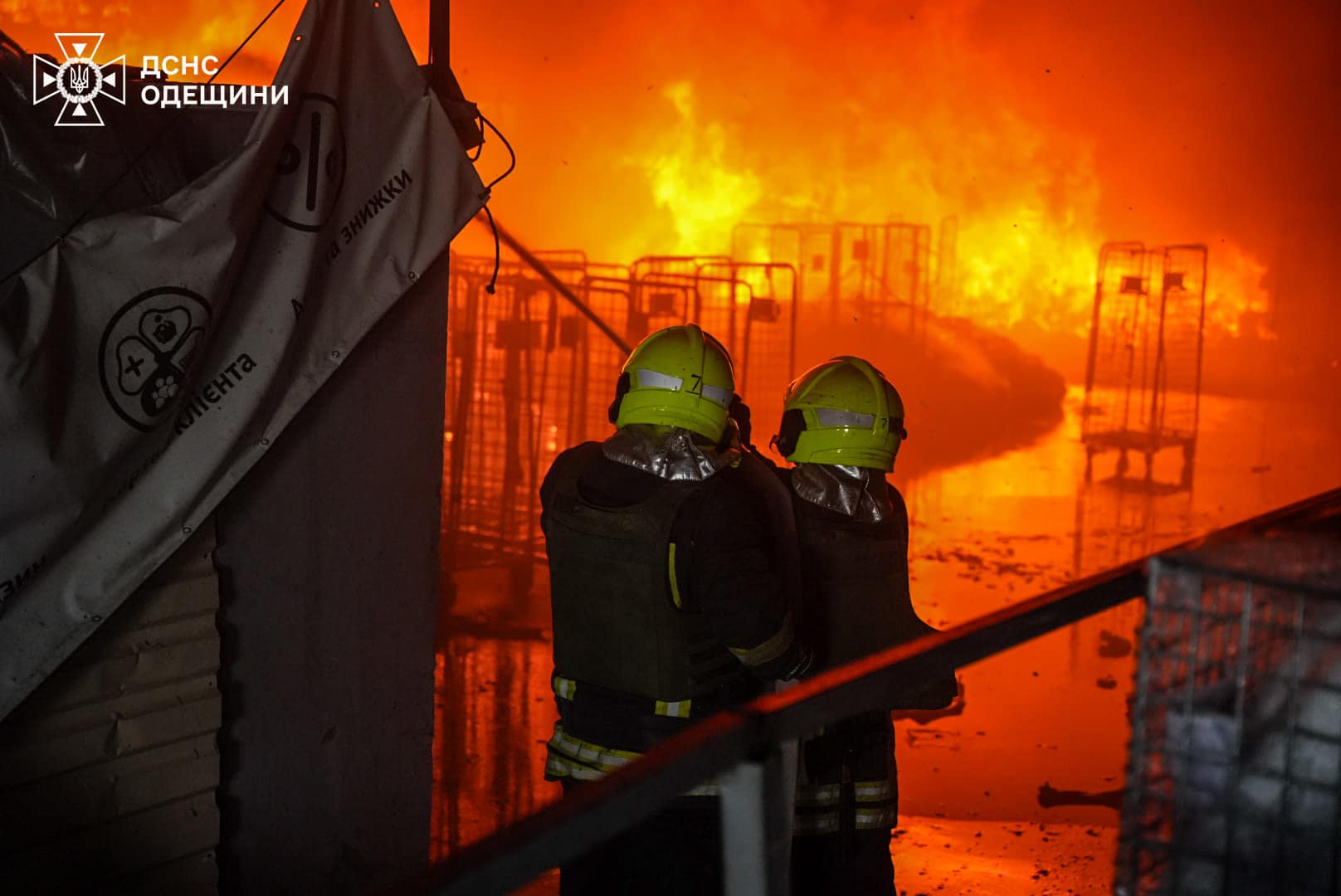 Ракетний удар по Одесі: рятувальники ліквідували масштабну пожежу (фото)