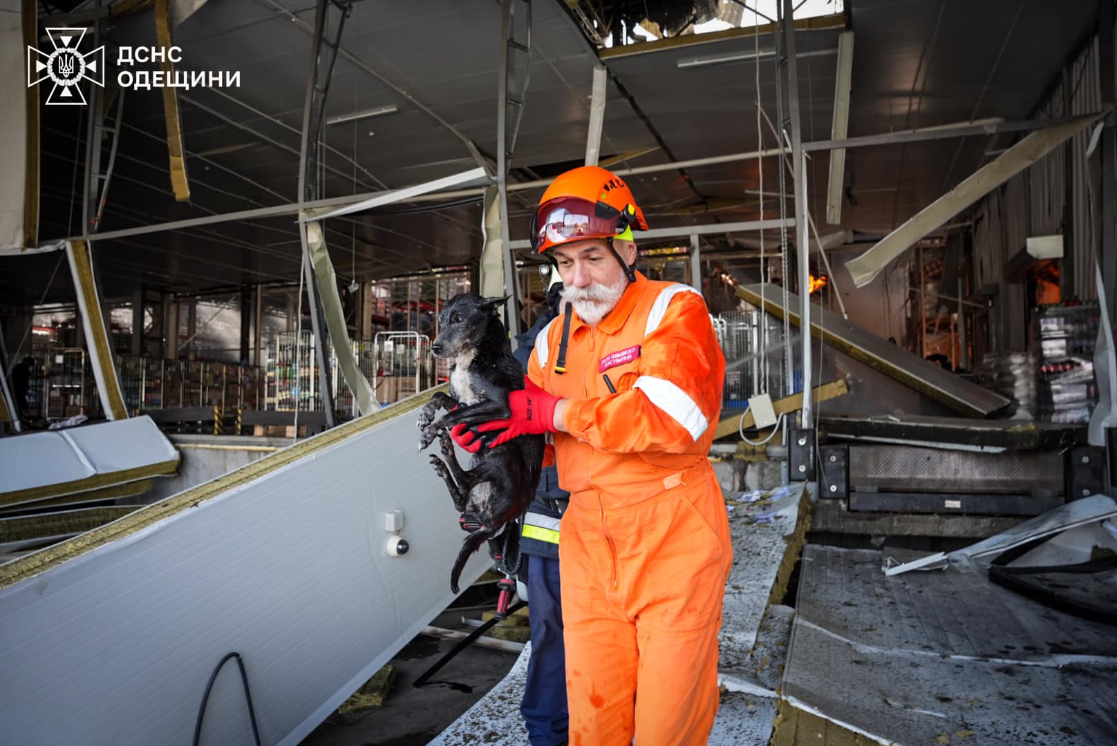 Ракетний удар по Одесі: рятувальники ліквідували масштабну пожежу (фото)