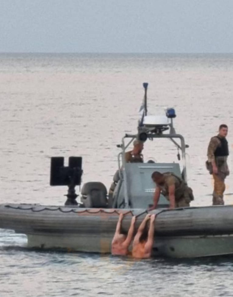 В Одесі відпочивальників віднесло у відкрите море – їх врятували військові моряки (фото)