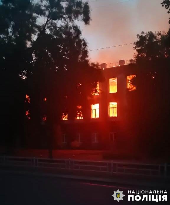 Пекельна ніч у Херсоні та пожежі на Бериславщині – наслідки ворожих обстрілів за минулу добу (фото)