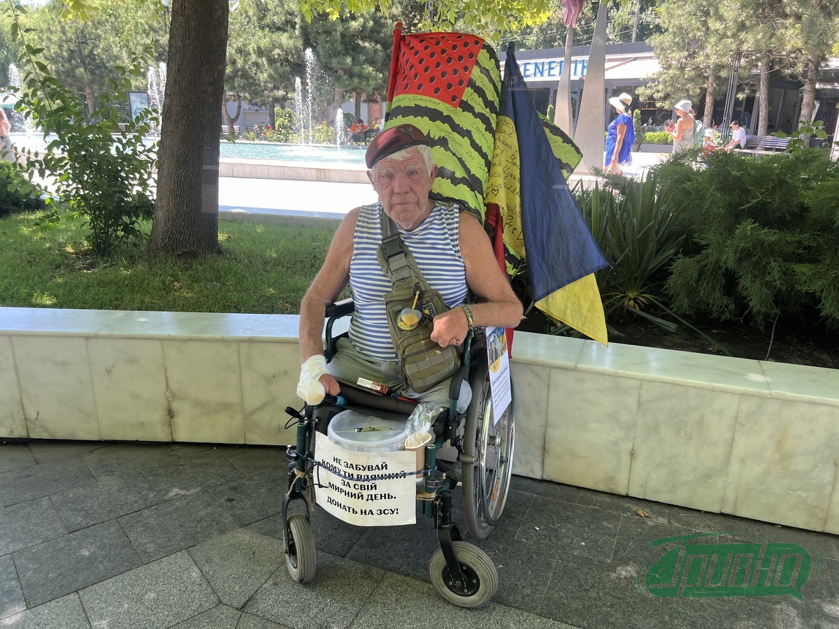 Люди підходять, аби задонатити й привітатися: херсонець дядя Гриша приїхав до Одеси (фото)