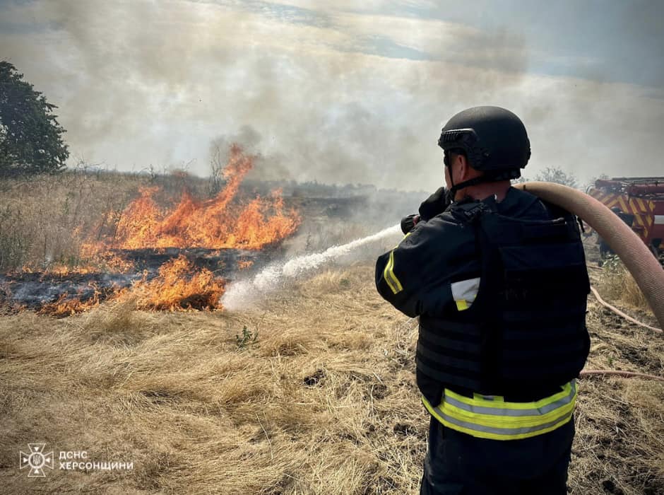 Вогонь через ворожі обстріли: рятувальники пояснили, у чому складність таких пожеж (фото)