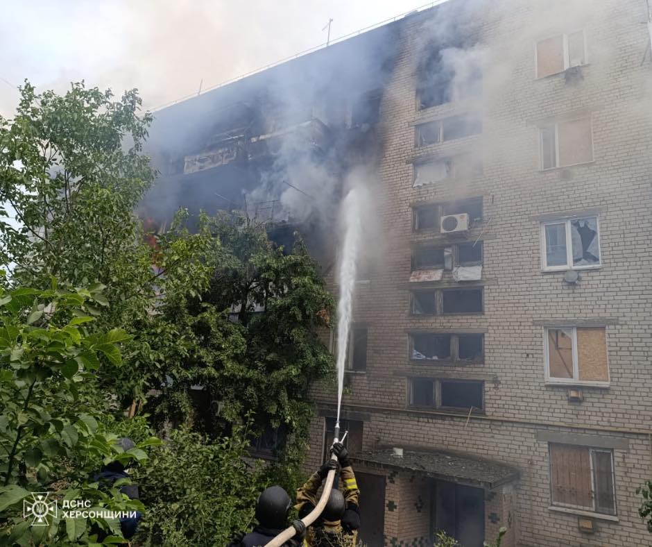 Вогонь через ворожі обстріли: рятувальники пояснили, у чому складність таких пожеж (фото)