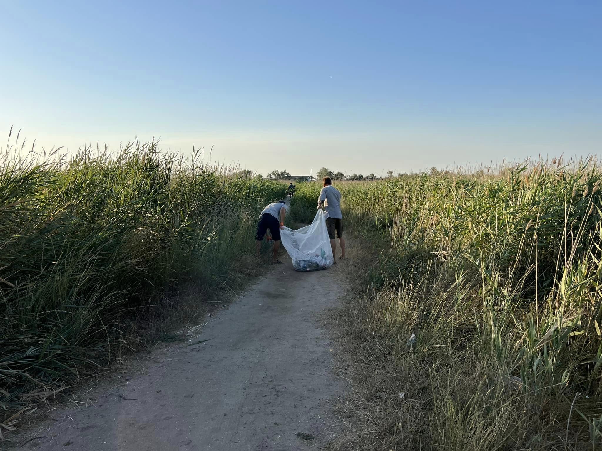 Закриті для відвідувачів, але засипані сміттям: що відбувається на пляжах Одещини