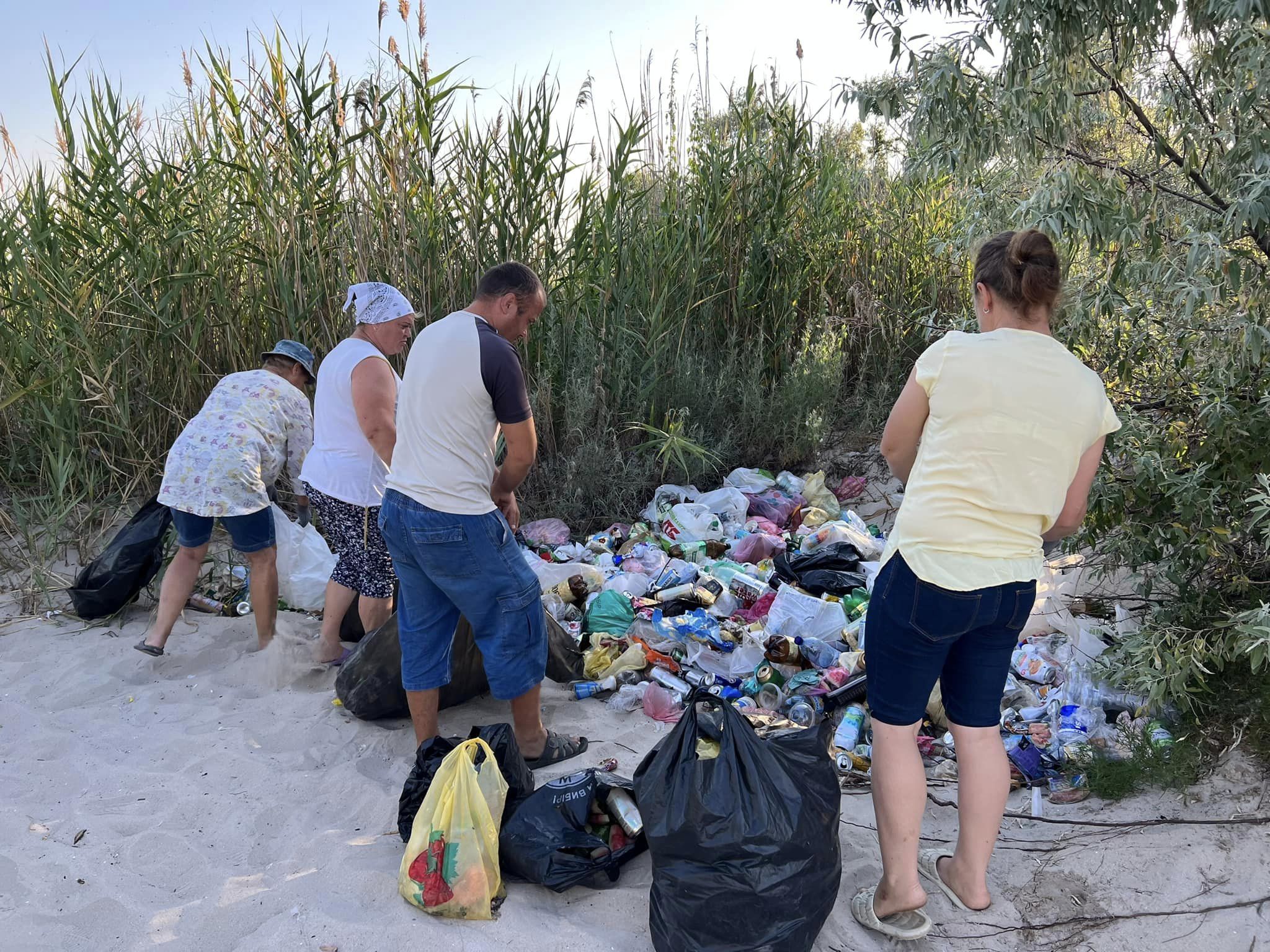 Закриті для відвідувачів, але засипані сміттям: що відбувається на пляжах Одещини