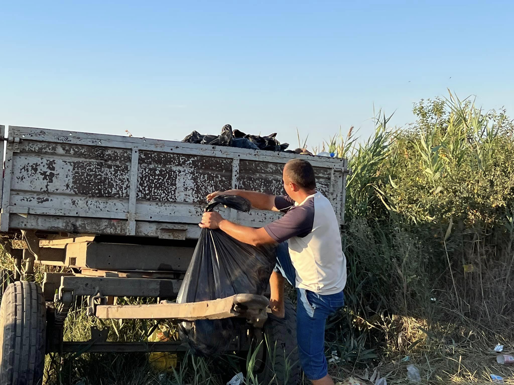 Закриті для відвідувачів, але засипані сміттям: що відбувається на пляжах Одещини