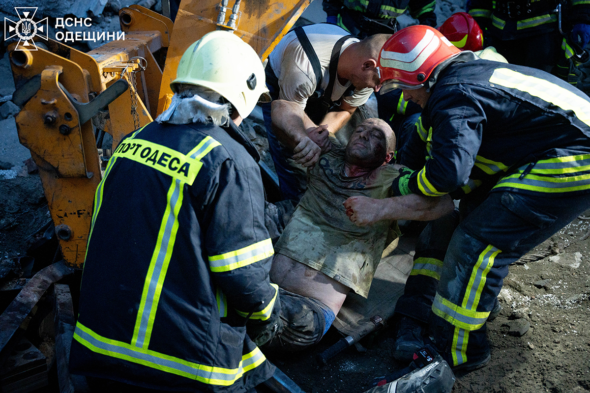 Під завалами в Одеському порту загинув чоловік, ще одного – врятували (фото)