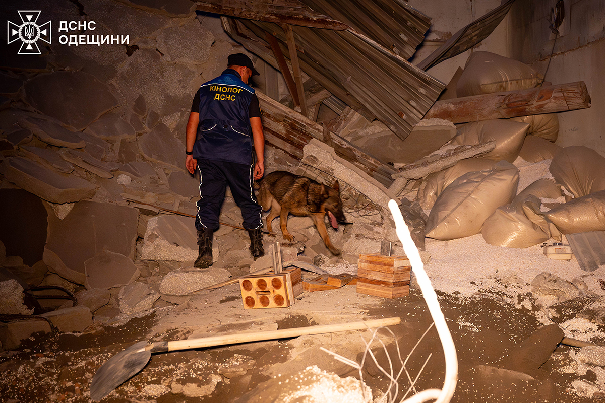 Під завалами в Одеському порту загинув чоловік, ще одного – врятували (фото)