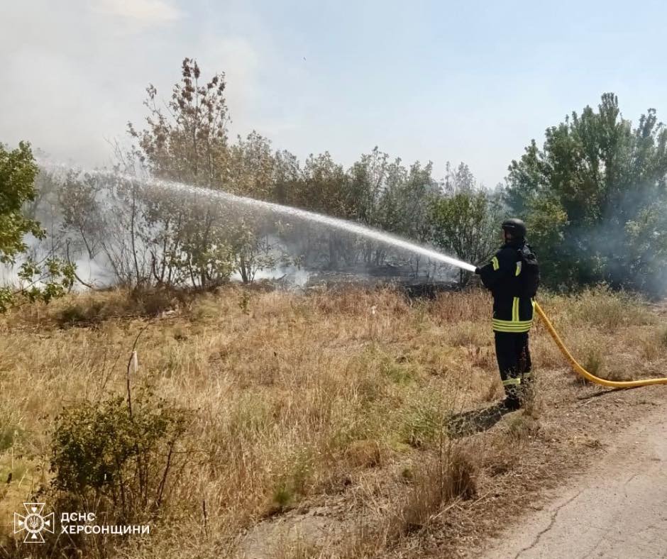 За добу ворог випустив по Херсонщині майже 700 снарядів, виникли пожежі – ДСНС