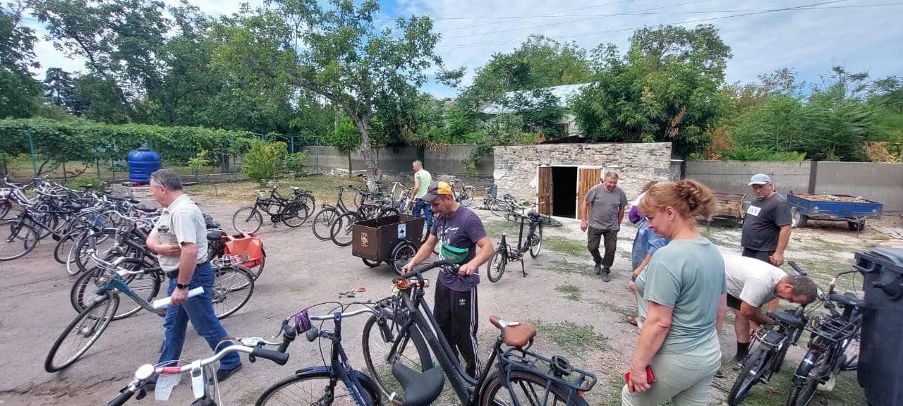 Учителям, медикам, волонтерам: Нововоронцовській громаді передали 100 велосипедів