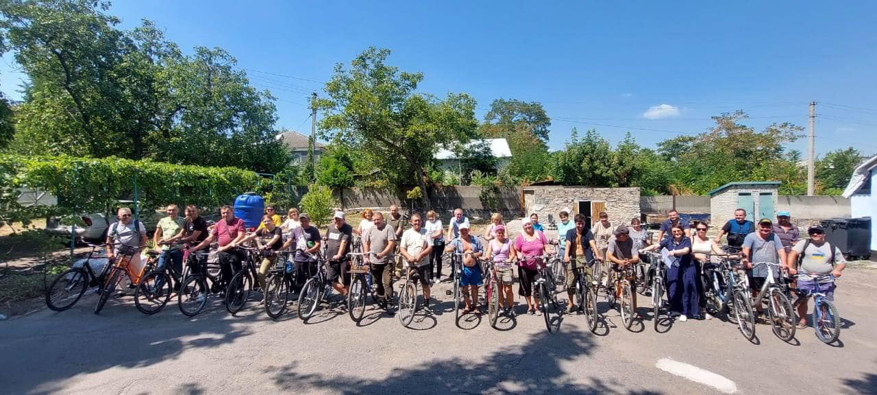 Учителям, медикам, волонтерам: Нововоронцовській громаді передали 100 велосипедів