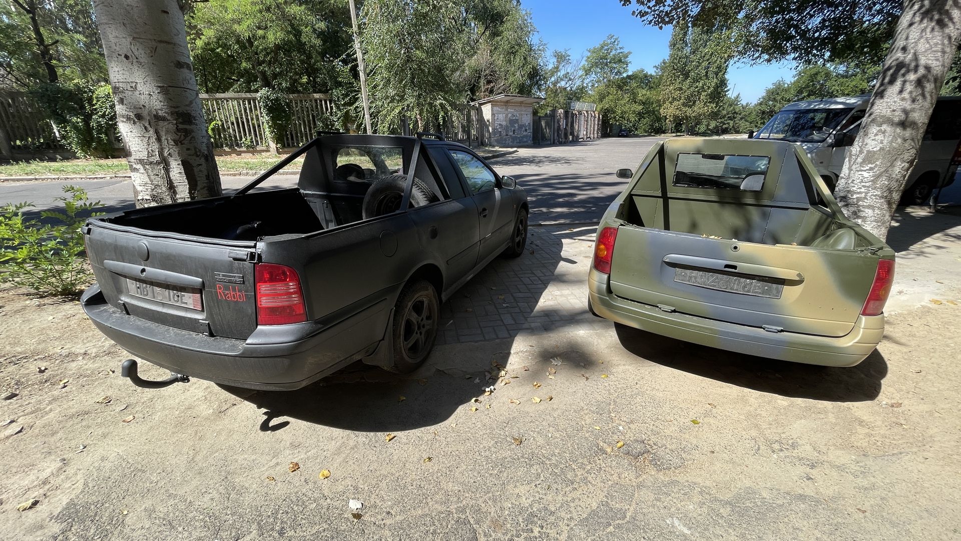 У Миколаєві звичайні автівки перетворюють на бойові пікапи та багі для ЗСУ (фото)