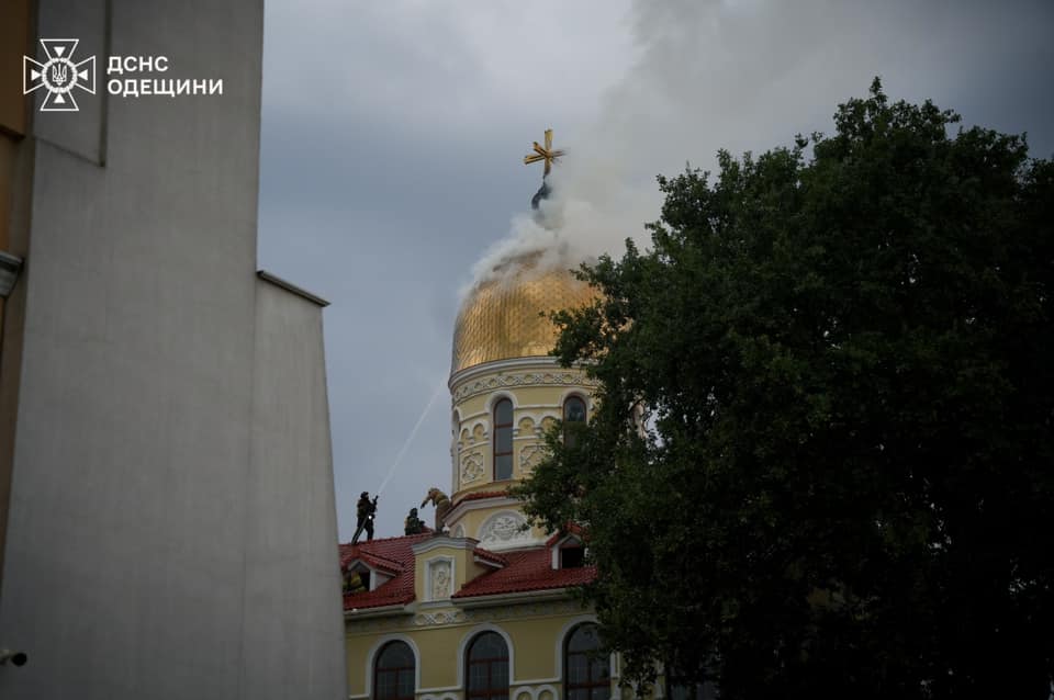 В Одесі до ліквідації пожежі в храмі залучили пів сотні вогнеборців (фото)