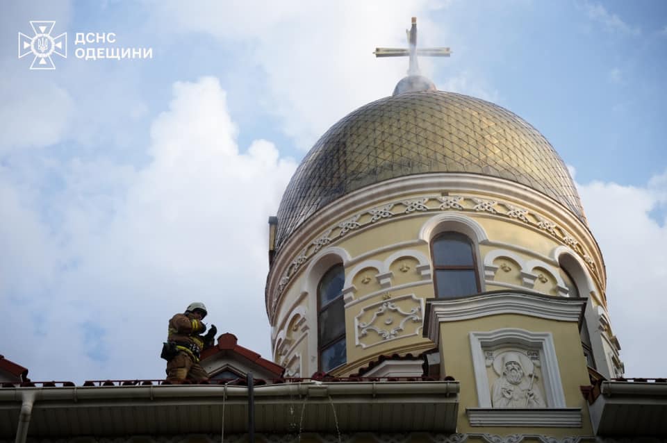 В Одесі до ліквідації пожежі в храмі залучили пів сотні вогнеборців (фото)