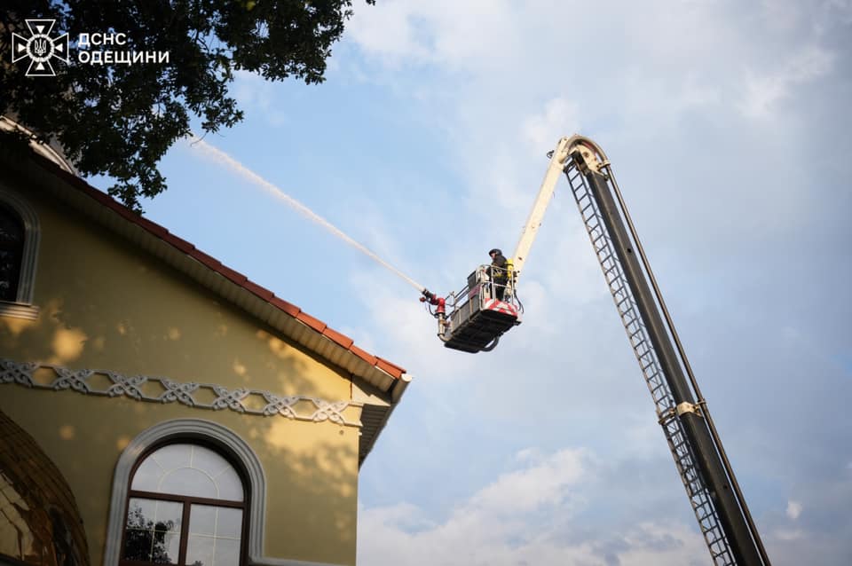 В Одесі до ліквідації пожежі в храмі залучили пів сотні вогнеборців (фото)