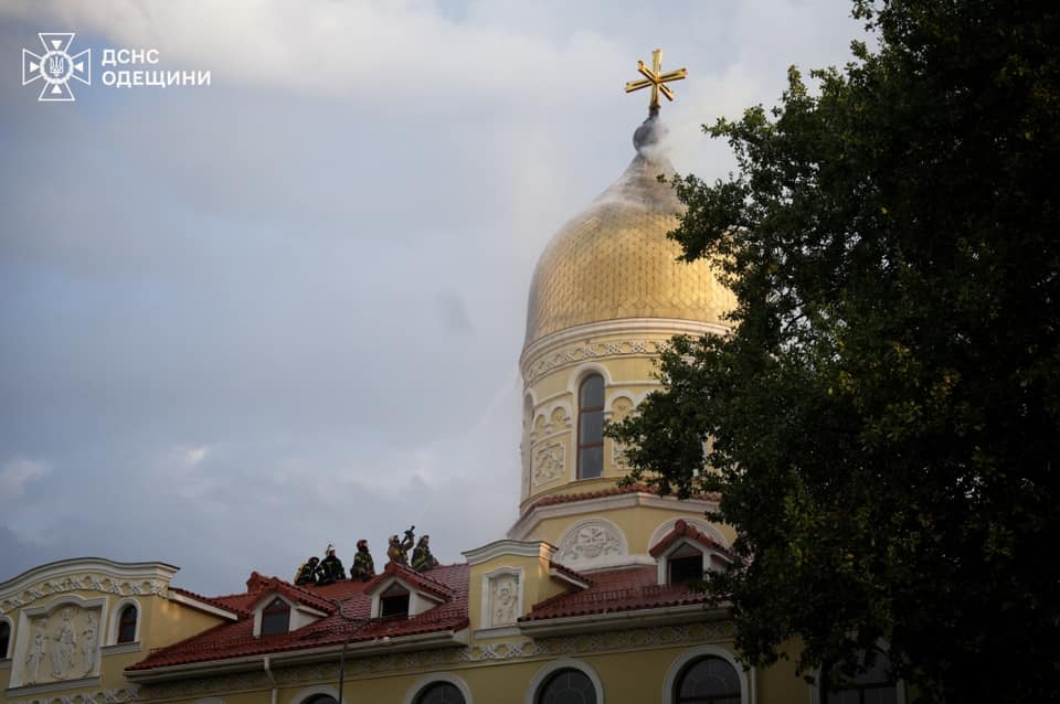 В Одесі до ліквідації пожежі в храмі залучили пів сотні вогнеборців (фото)