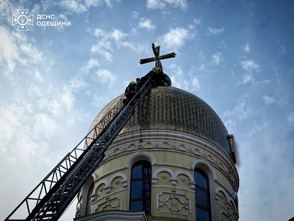 В Одесі до ліквідації пожежі в храмі залучили пів сотні вогнеборців (фото)