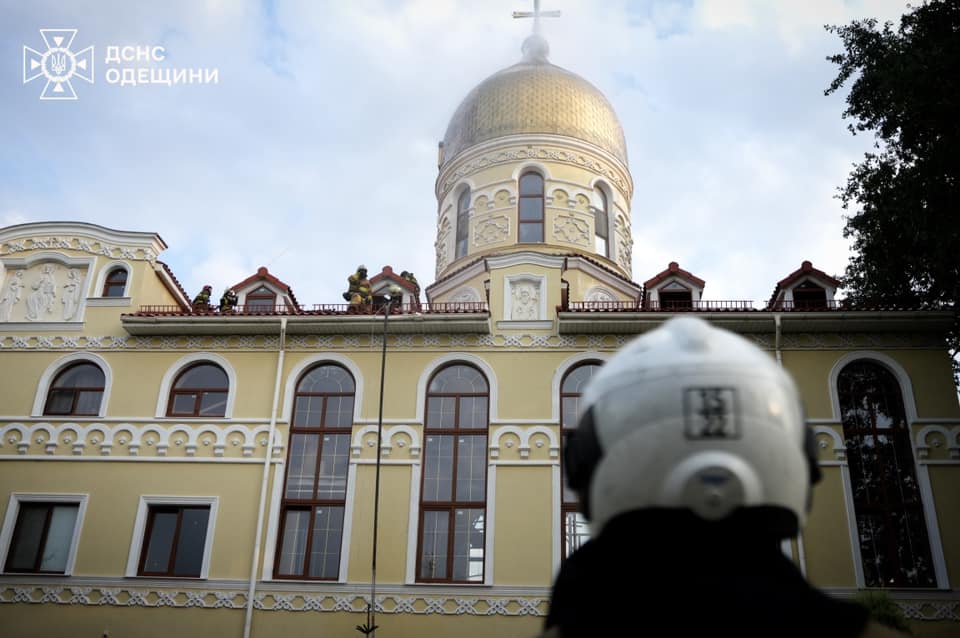 В Одесі до ліквідації пожежі в храмі залучили пів сотні вогнеборців (фото)