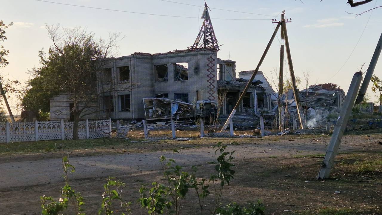 Росіяни вдарили по Бериславському району 5 КАБами: поранено жінку (фото)