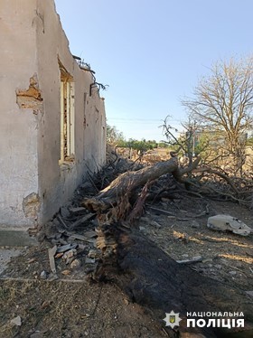 17 вибухівок із дронів скинули лиш на одне село: поліція показала наслідки ворожих атак на Херсонщині (фото)