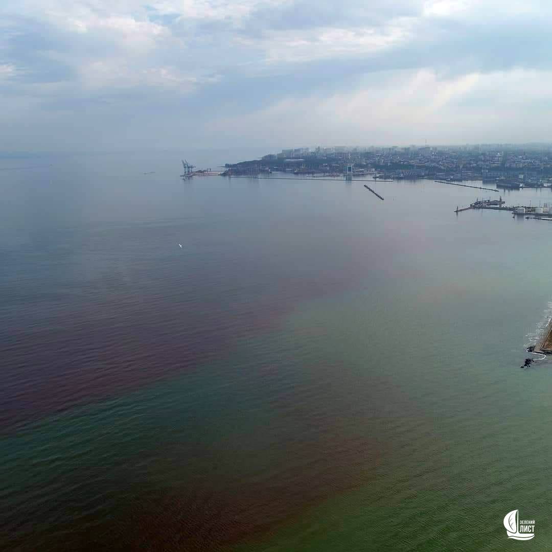 Червоне токсичне море біля берегів Одеси: екологи не виключають впливу теракту на Каховській ГЕС