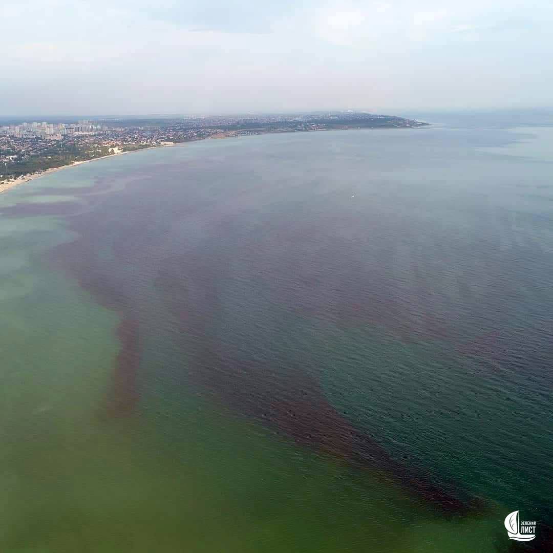 Червоне токсичне море біля берегів Одеси: екологи не виключають впливу теракту на Каховській ГЕС