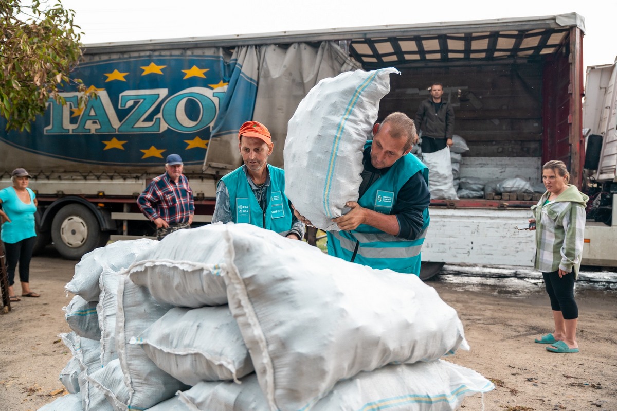 По 3,4 тонни на домогосподарство: жителі Киселівки отримали брикети для опалення (фото)