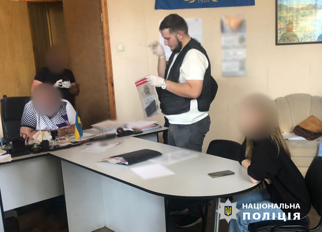 Вимагав гроші та погрожував: в Одесі затримали директора одного з навчальних закладів