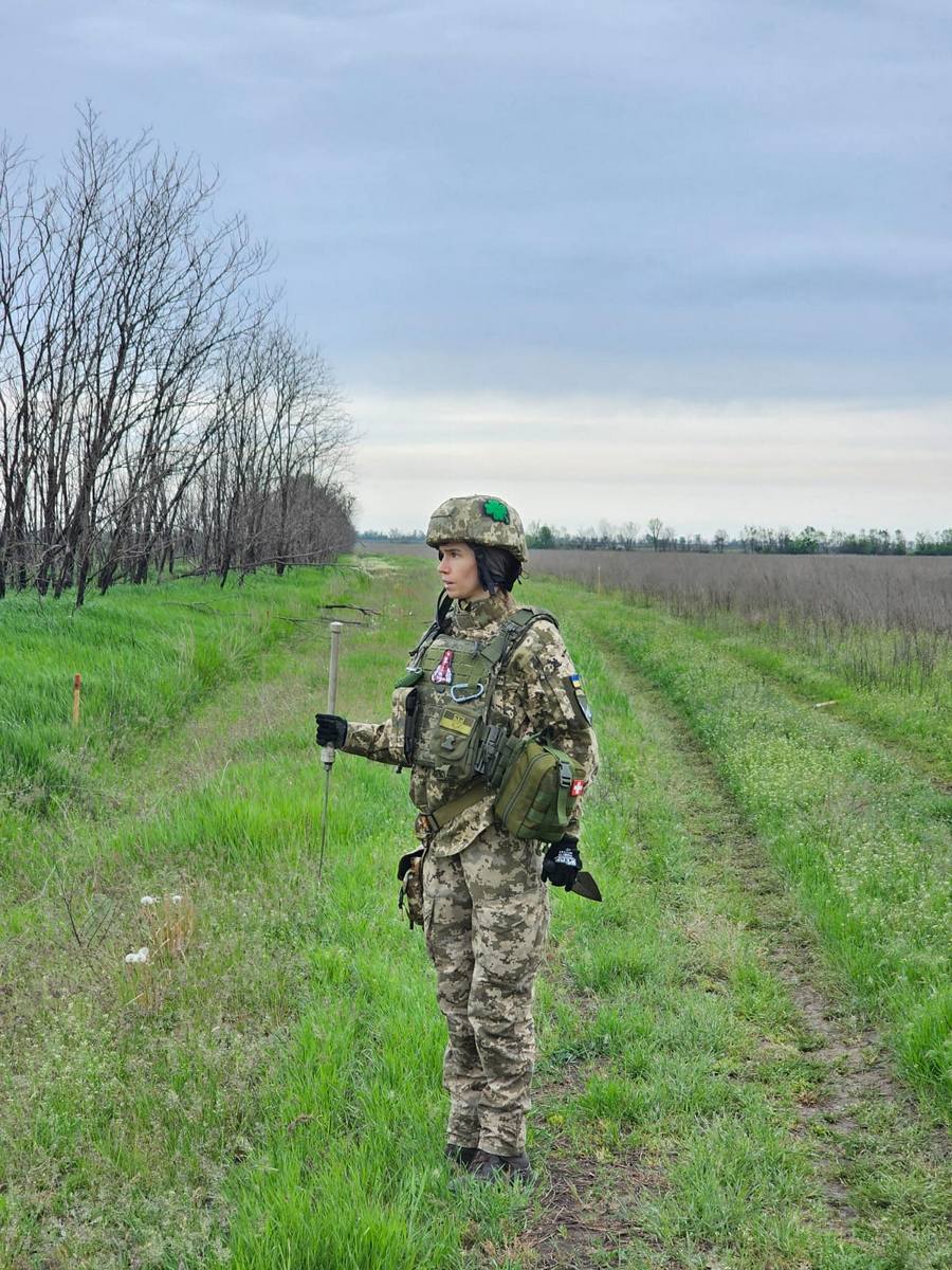 Пошукові експедиції на Херсонщині: історія військової, яка повертає додому тіла загиблих героїв (фото, відео)