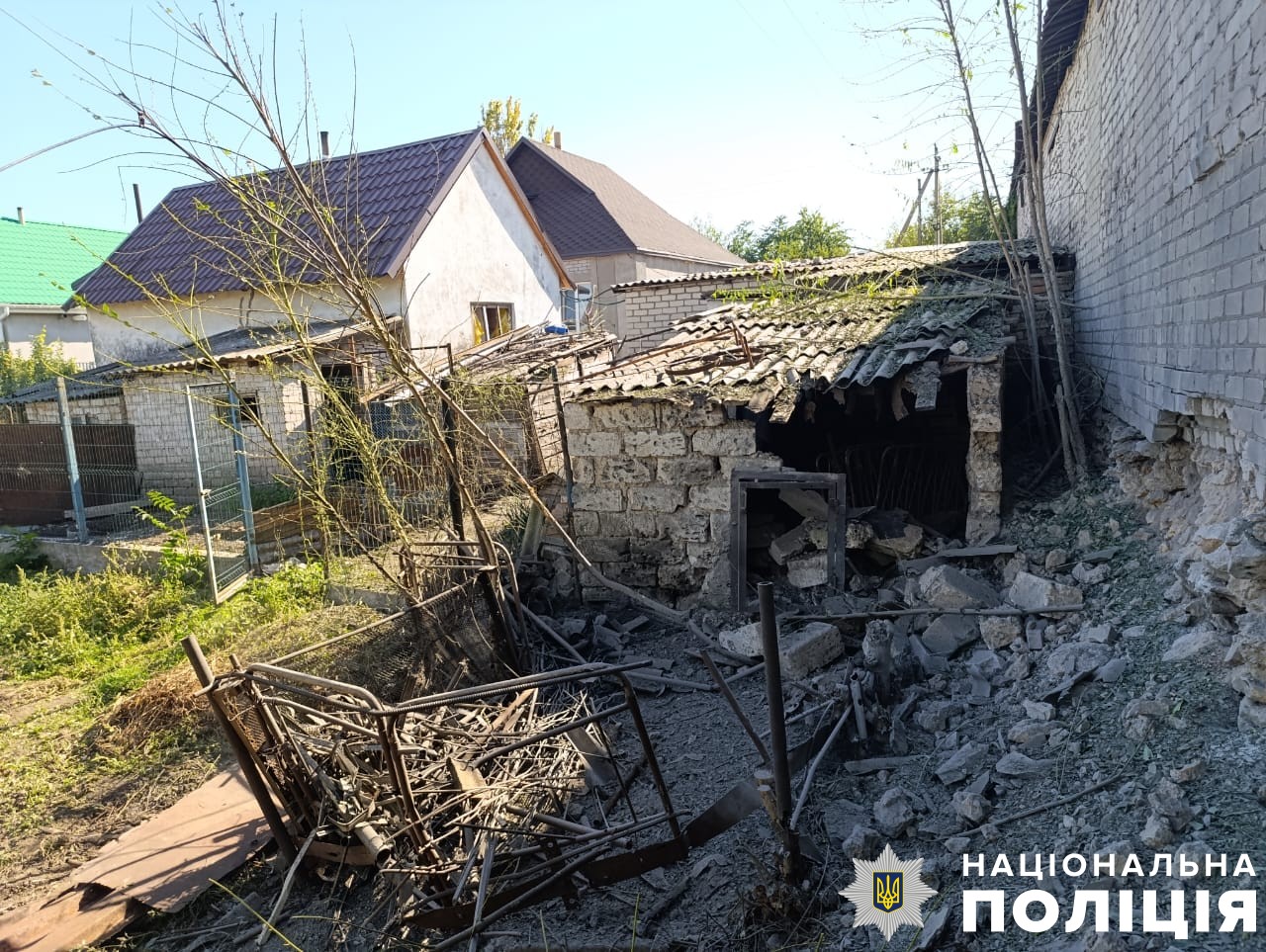 Поліція: під час обстрілів Херсонщини окупанти пошкодили 13 одиниць транспорту та 24 будівлі (фото)