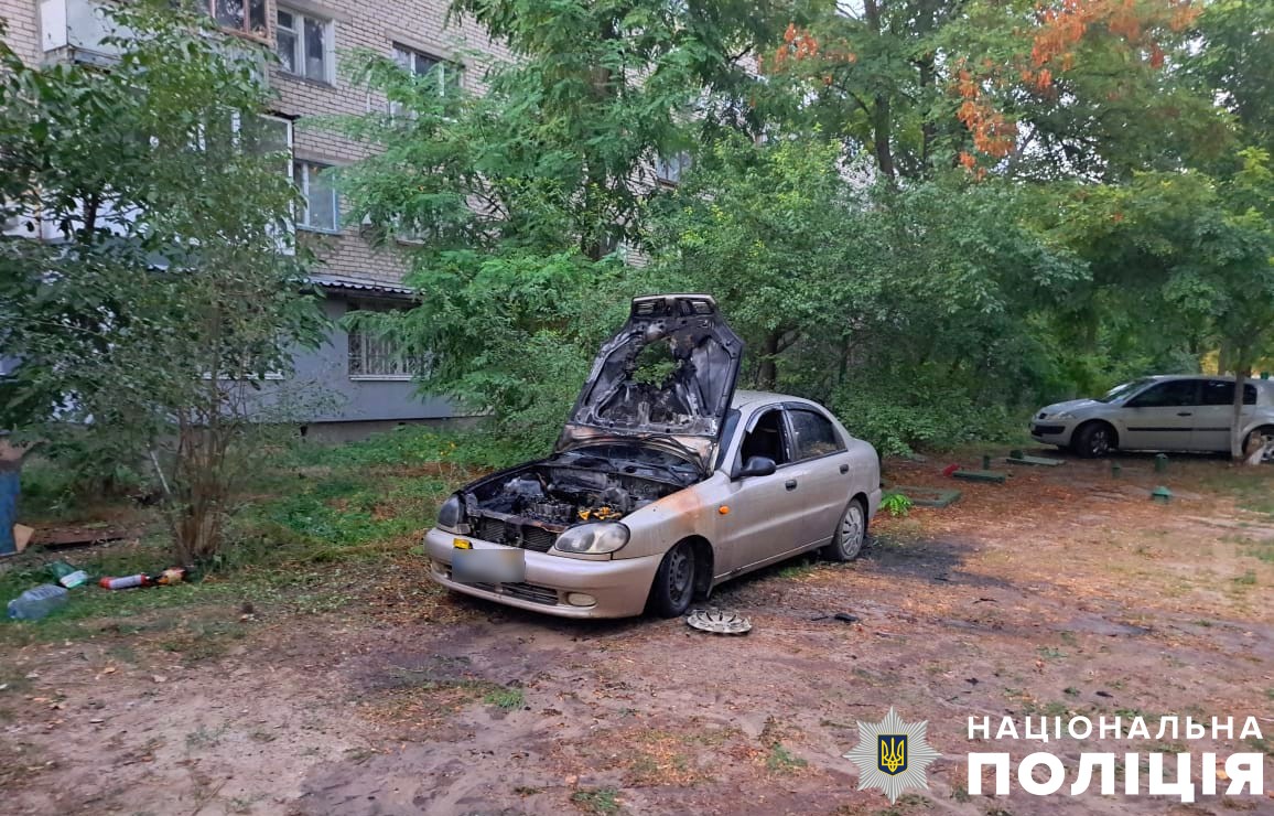 Поліція: під час обстрілів Херсонщини окупанти пошкодили 13 одиниць транспорту та 24 будівлі (фото)