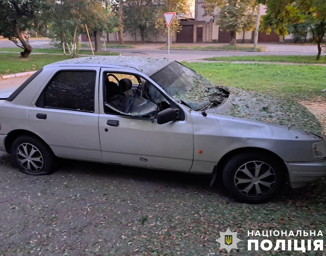 Поліція: під час обстрілів Херсонщини окупанти пошкодили 13 одиниць транспорту та 24 будівлі (фото)