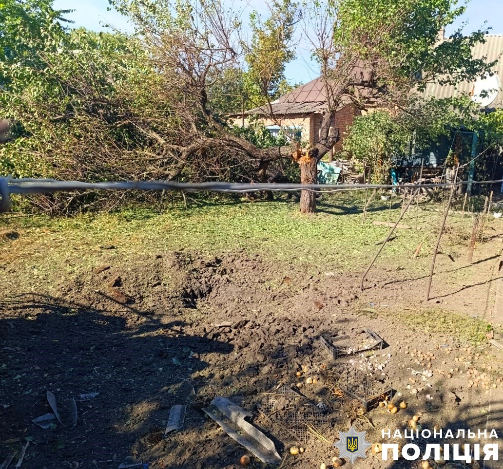 Поліція: під час обстрілів Херсонщини окупанти пошкодили 13 одиниць транспорту та 24 будівлі (фото)