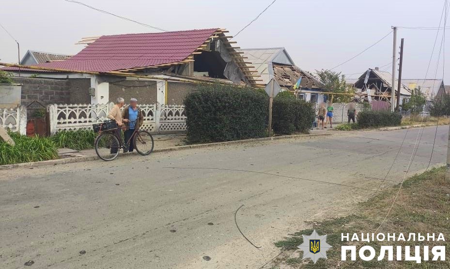 Пошкоджено 55 житлових будинків, серед постраждалих – поліцейська: обстріли Херсонщини (фото)