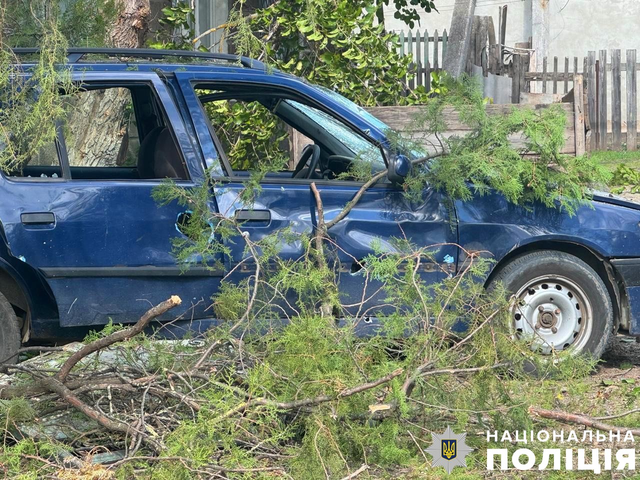 На Херсонщині окупанти за добу пошкодили 15 будинків, приміщення сільради та 8 авто (фото)