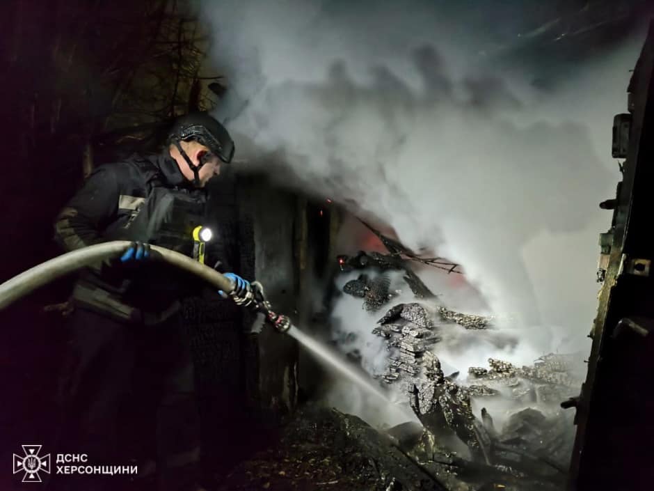 Вночі окупанти обстріляли Херсон та околиці: горіли будинки, пошкоджено газопровід (фото)