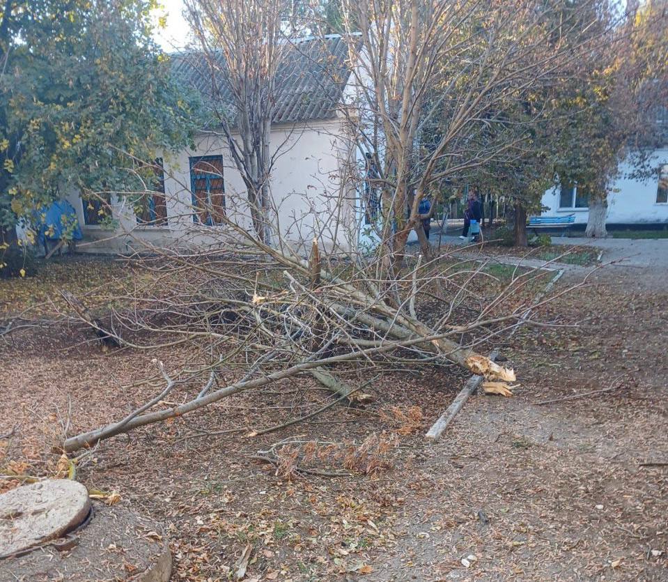 Увечері ворог атакував Білозерку – фото наслідків обстрілу