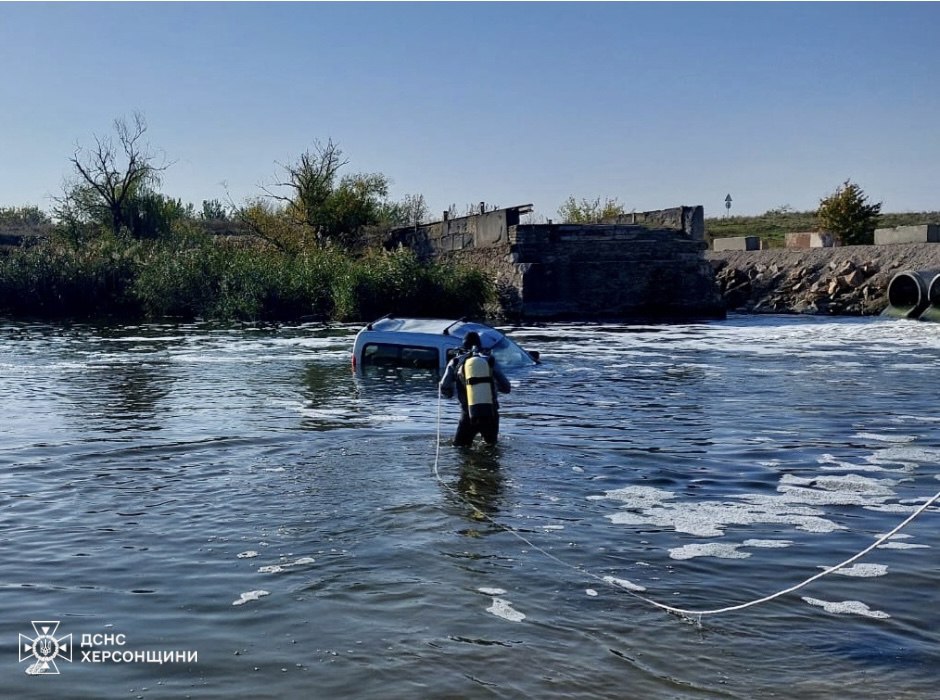 У Бериславському районі автомобіль упав у річку – водій загинув (фото, відео)