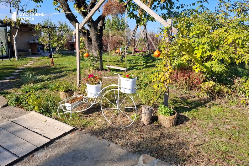 «Тут у нас і пташки співають по-іншому»: родина з Одещини перетворила бабусину хату на місце екотуризму 