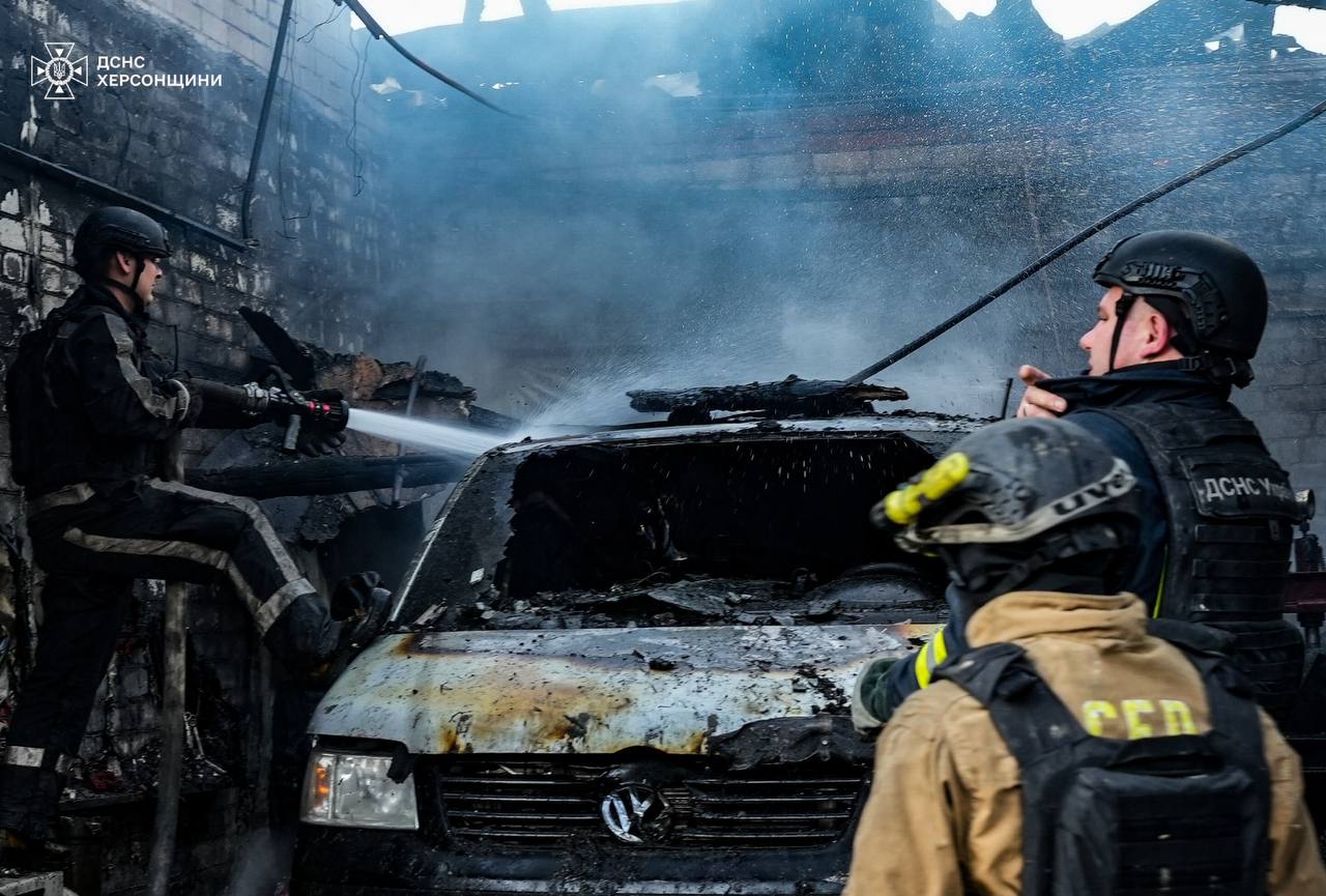 Внаслідок комбінованої атаки окупантів у Херсоні вдень виникли дві пожежі (фото)