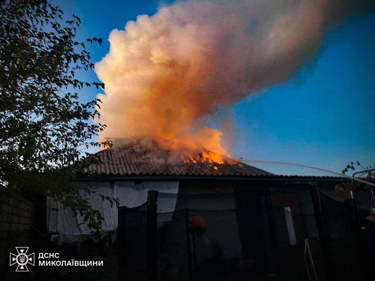 У двох населених пунктах Миколаївщини через ворожі атаки спалахнули пожежі (фото)