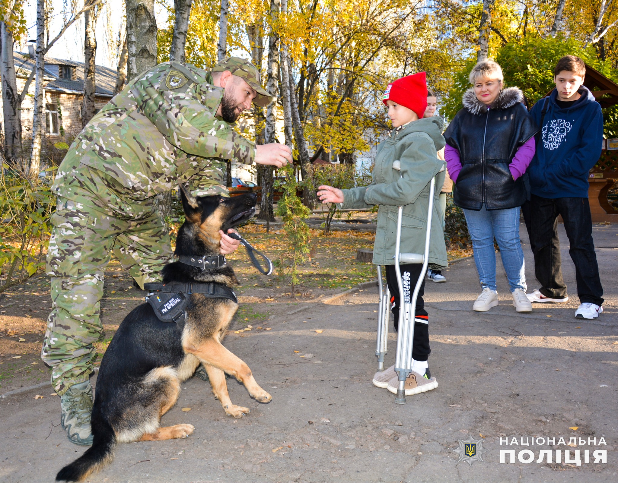 Пухнасті реабілітологи: у Миколаєві поліцейські собаки сприяють одужанню пацієнтів обласної дитячої лікарні (фото)