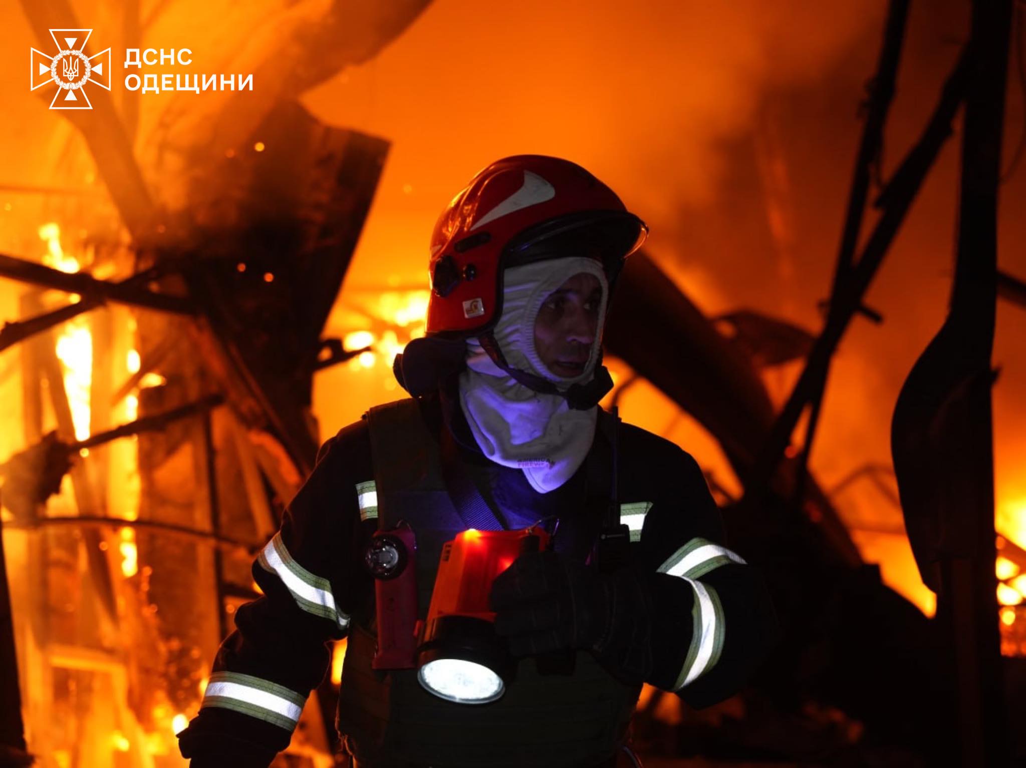 Масована атака по Одещині: рятувальники разом з добровольцями всю ніч ліквідовували наслідки терору рф (фото, відео)