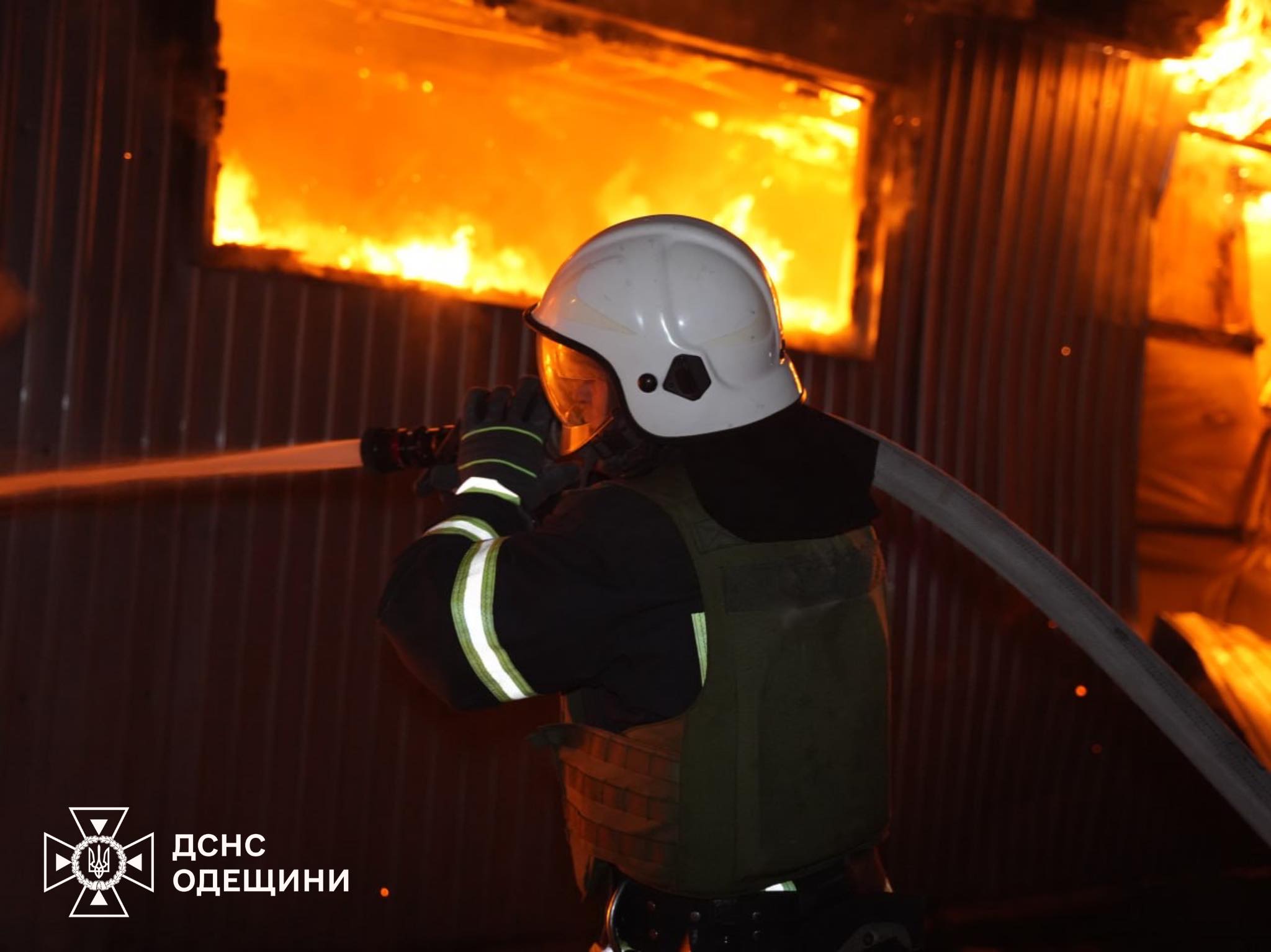 Масована атака по Одещині: рятувальники разом з добровольцями всю ніч ліквідовували наслідки терору рф (фото, відео)