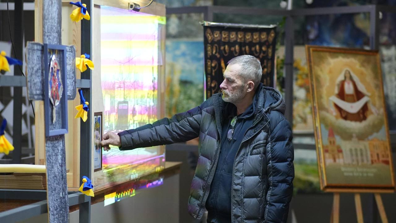 «Херсон – люди, як струни»: у Києві презентували мистецький проєкт про життя Херсонщини під час війни (фото)